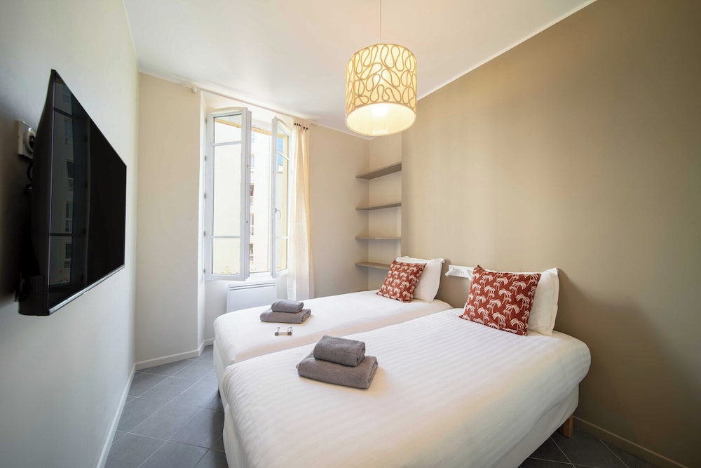 Quiet and Luxurious Apartment - Cannes Center - 2br/6p view 3