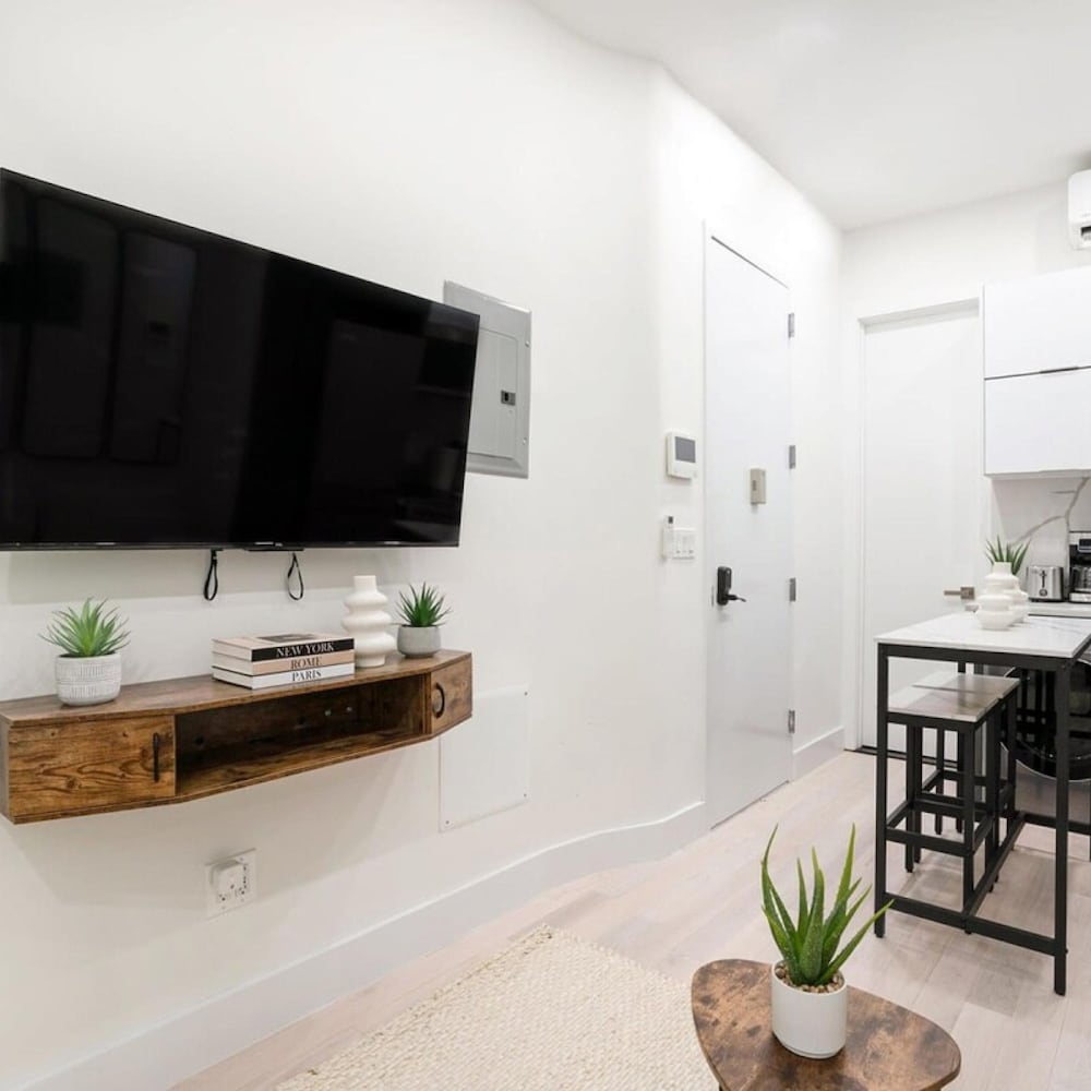 317-1b Modern 1Br UES W D