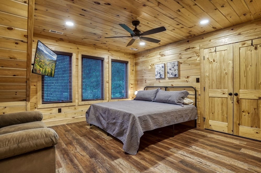 Bear Tracks Lodge 4 Bedroom Cabin by RedAwning view 5