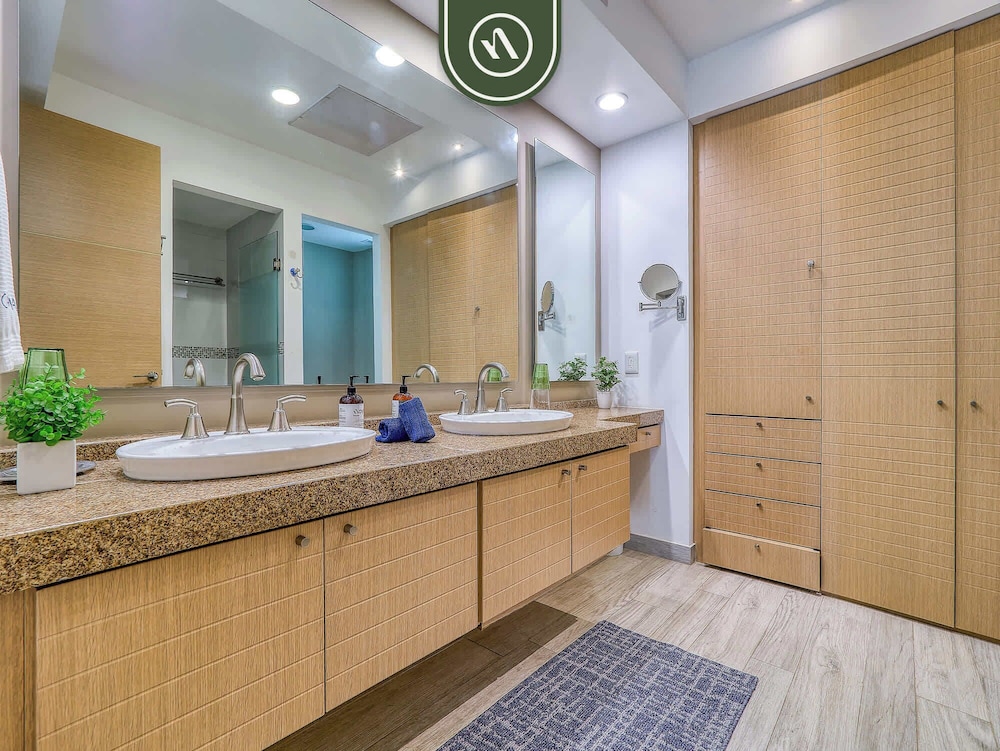 Luxury 4 BR Condo - Private Beachfront Deck With Pool