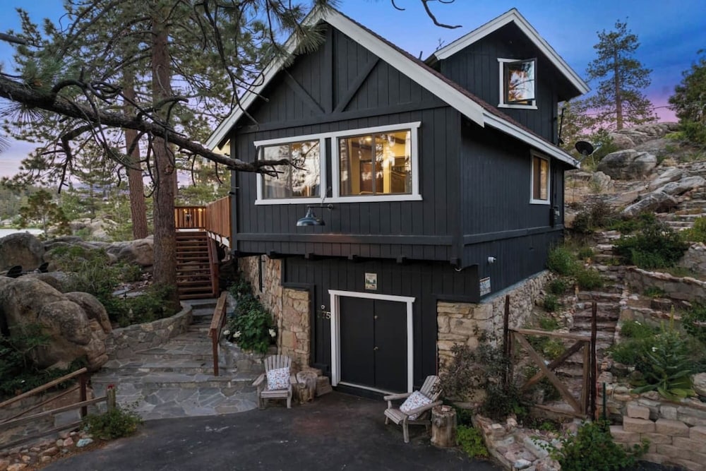 Stunning Lakefront Dock Views -Black Fox