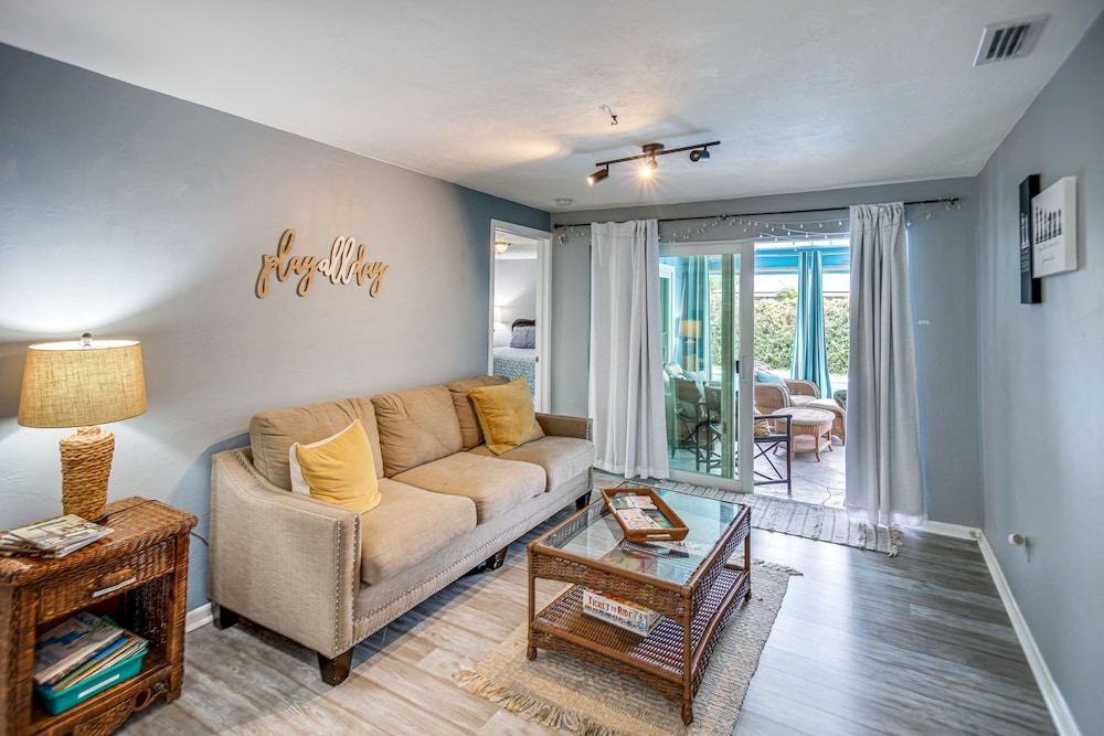 Bright Fort Myers Home w/ Pool - 9 Mi to Beach!