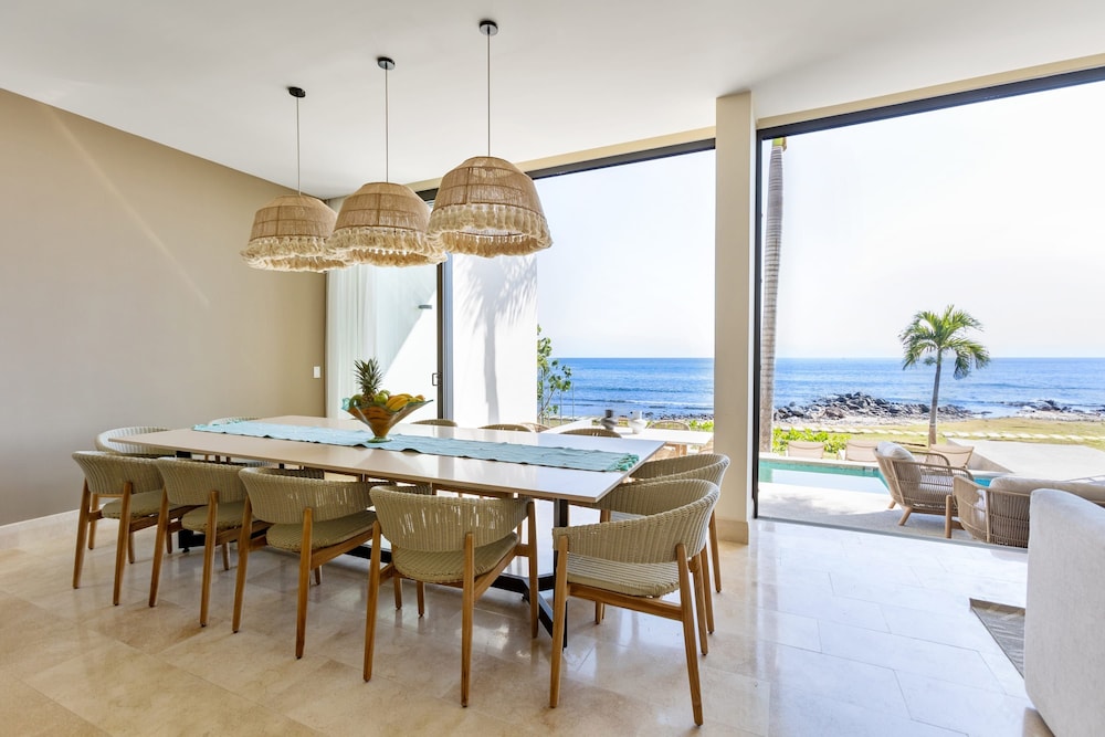 Modern Luxury W Resort Amenities Sleeps 16
