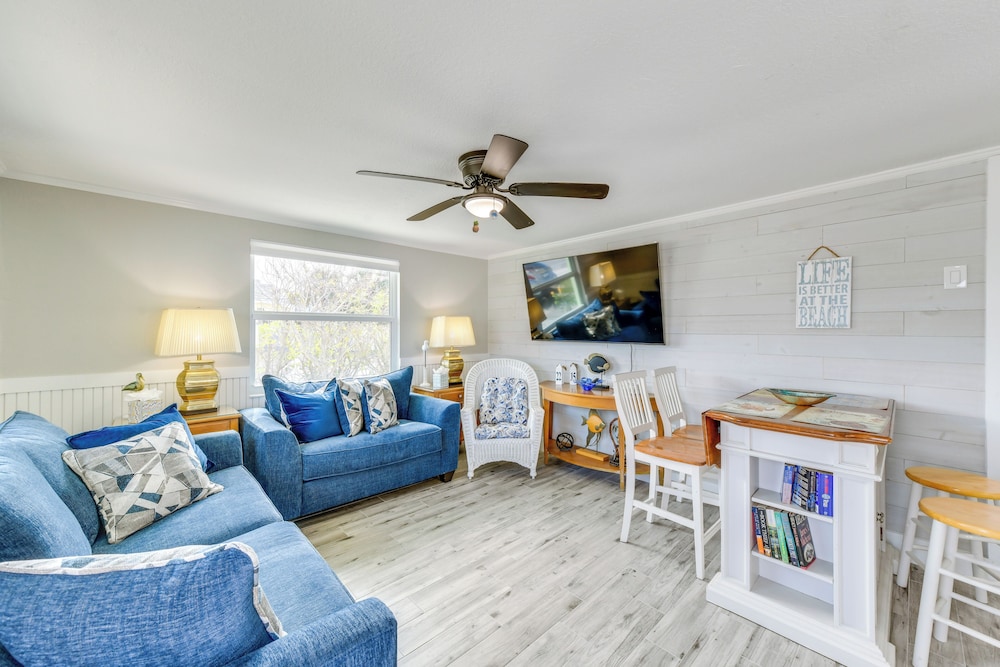 Fish, Swim & Unwind: Anna Maria Apt Steps to Beach
