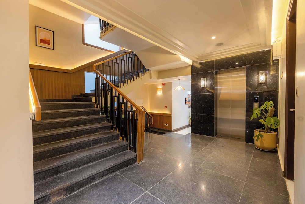 Saltstayz Premier - Sector 50 & Golf Course Ext Road