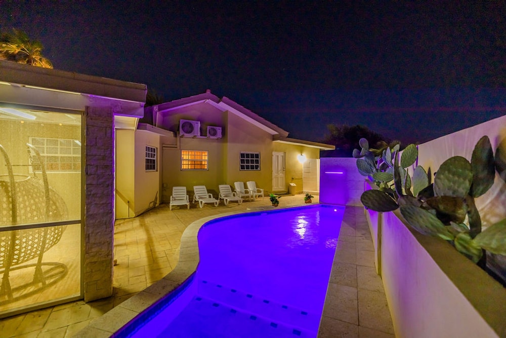 Cozy Central 4br3ba Home w Pvt Pool Largegarden