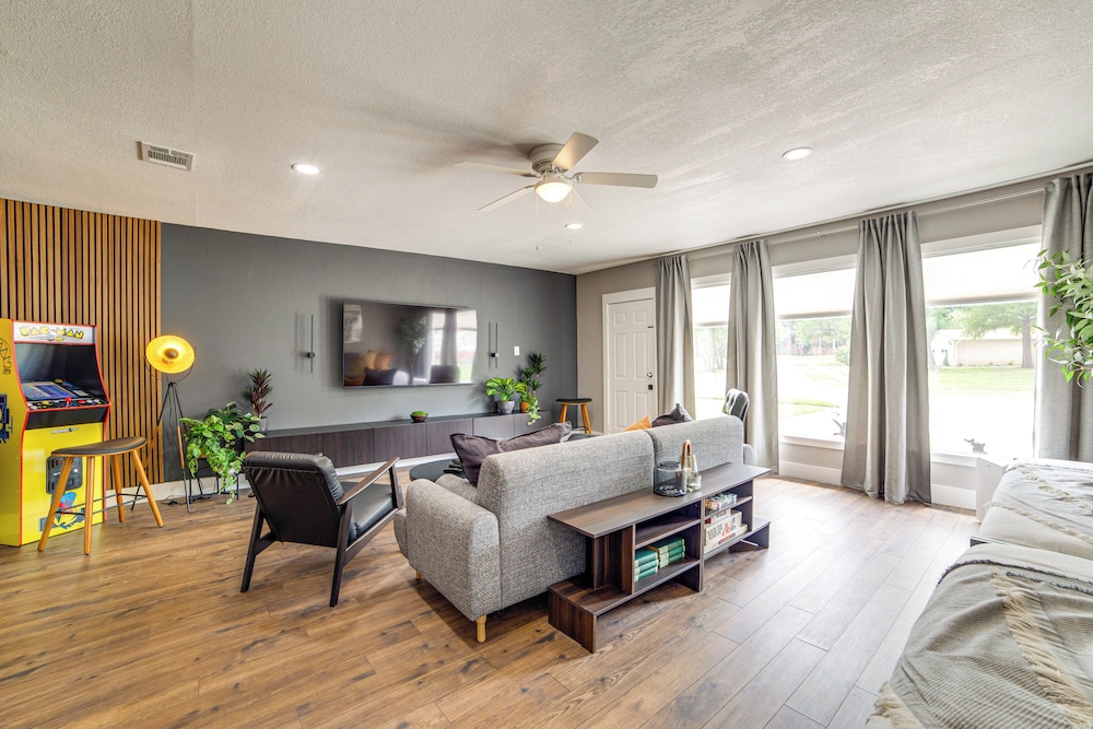 Spacious Family Home, 5 Mi to Galleria Dallas!