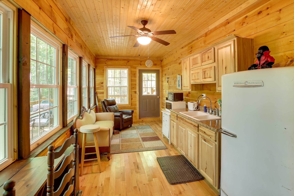 Byrdstown Cabin - w/ Fire Pit, Near Marina & Lake! view 5