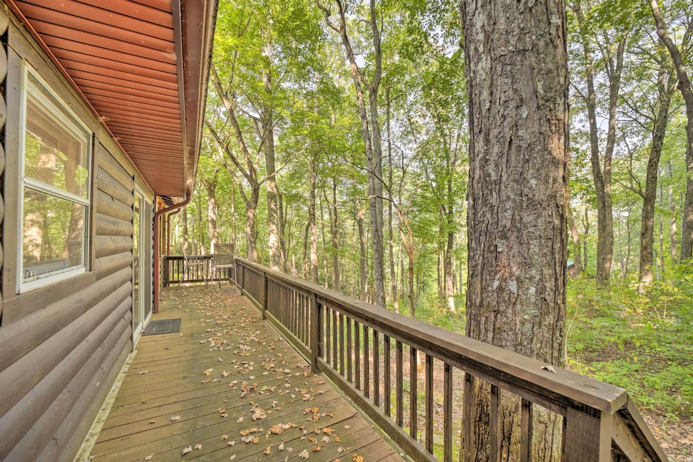 Fire Pit & Grill: Cozy Cabin in Lake Toxaway! view 4
