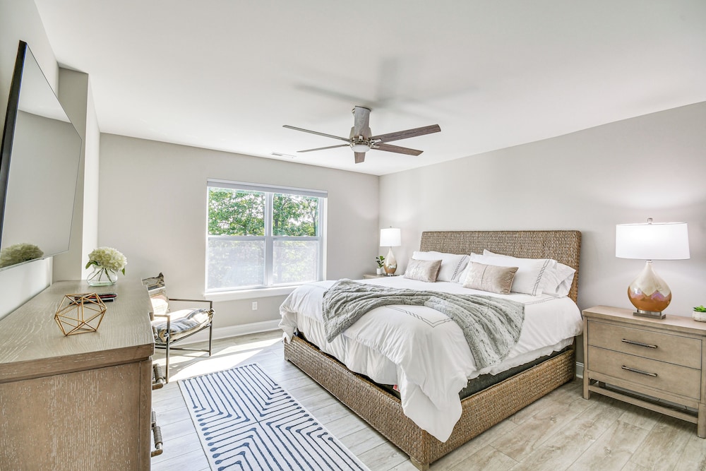 Luxe Black Mountain Manor on 15 Acres!