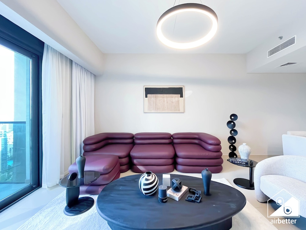 Skyline Elegance Fountain View 3BR in Downtown