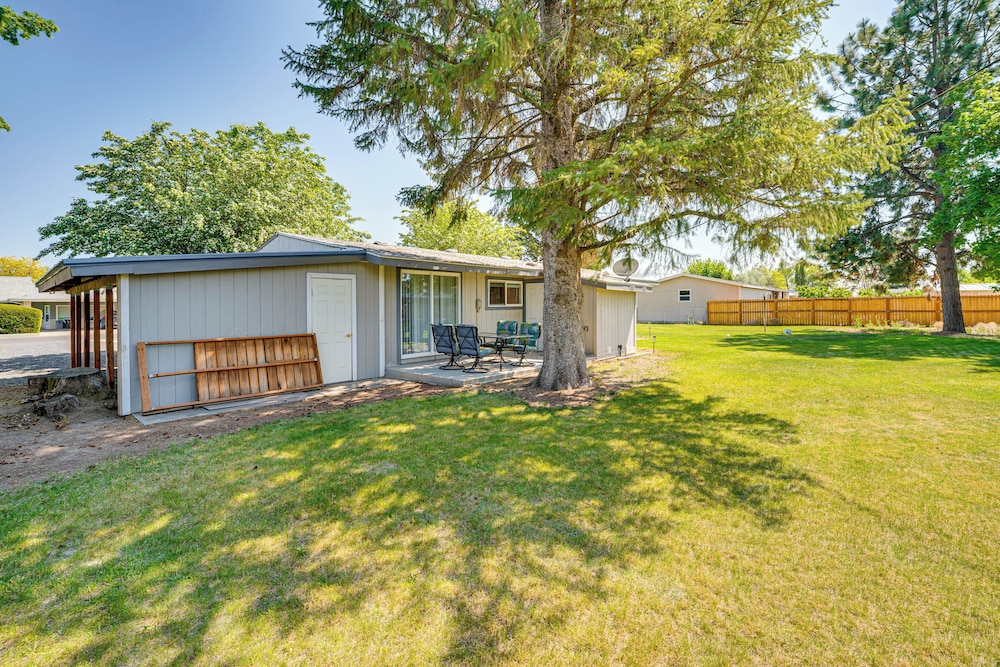 9 Mi to The Gorge: Updated Retreat w/ Yard!