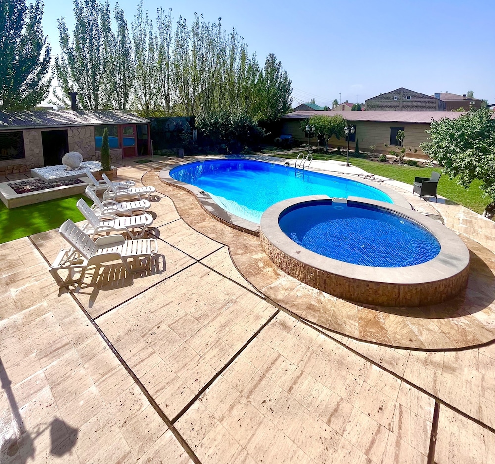 4 Bed Villa Estate Sleeps 7 - Pool, Garden, Sauna