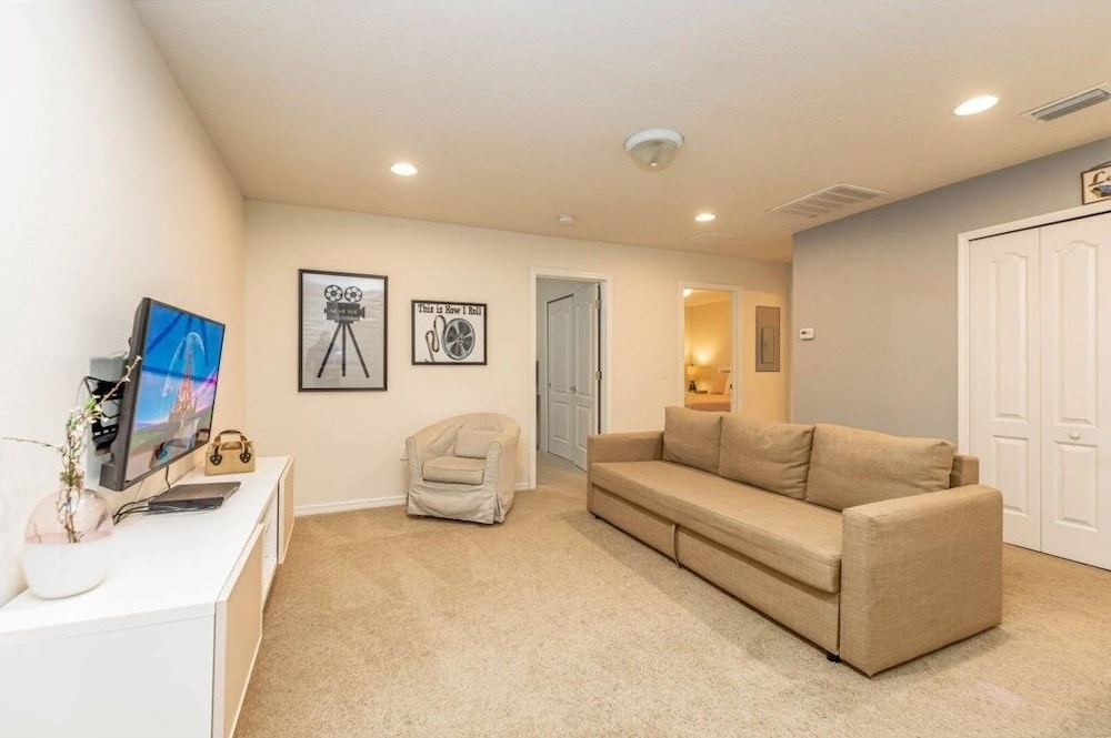 Magical Getaway Near Disney Private Pool + Resort Access, Bbq Grill! 4 Bedroom Townhouse