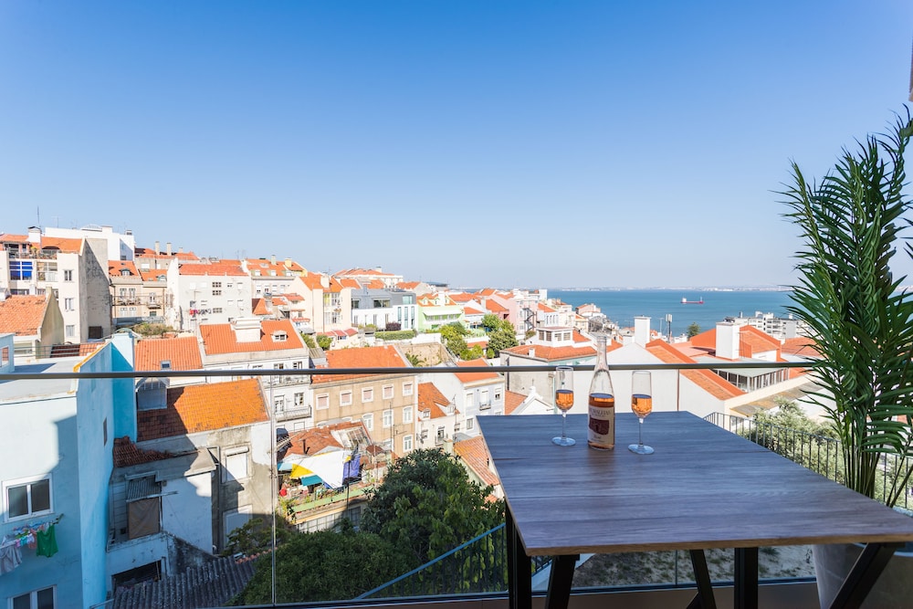 Alfama Lounge Three-Bedroom Apartment w/ River View and Parking - by LU Holidays