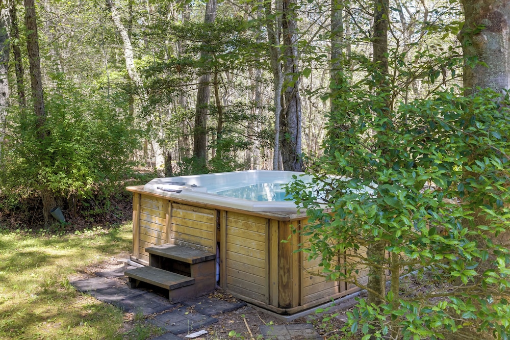 20-acre Hamptons Nature Escape w/ Hot Tub & Pool