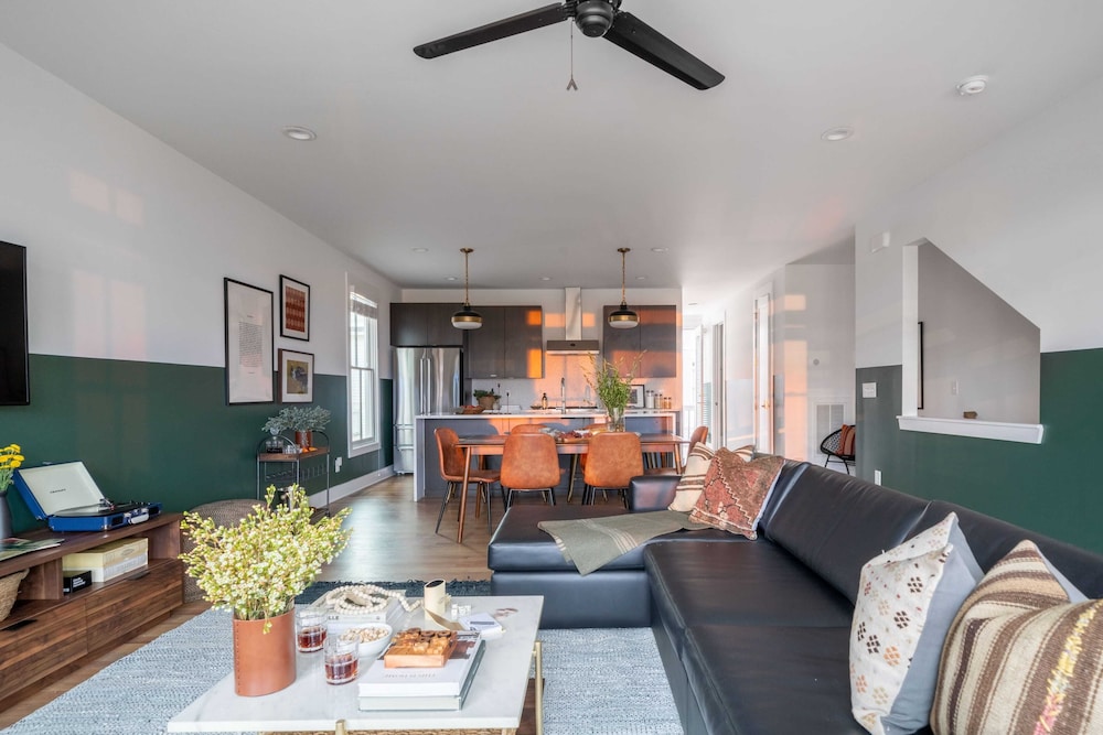 Sleeps 36 3 Townhomes, 12bdr, Mins to DT + Broadway Painted Ladies Nashville