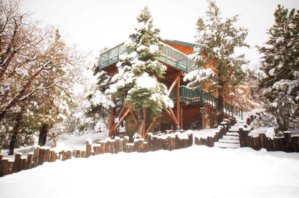 Hotel Wolf View Lodge - Image 1