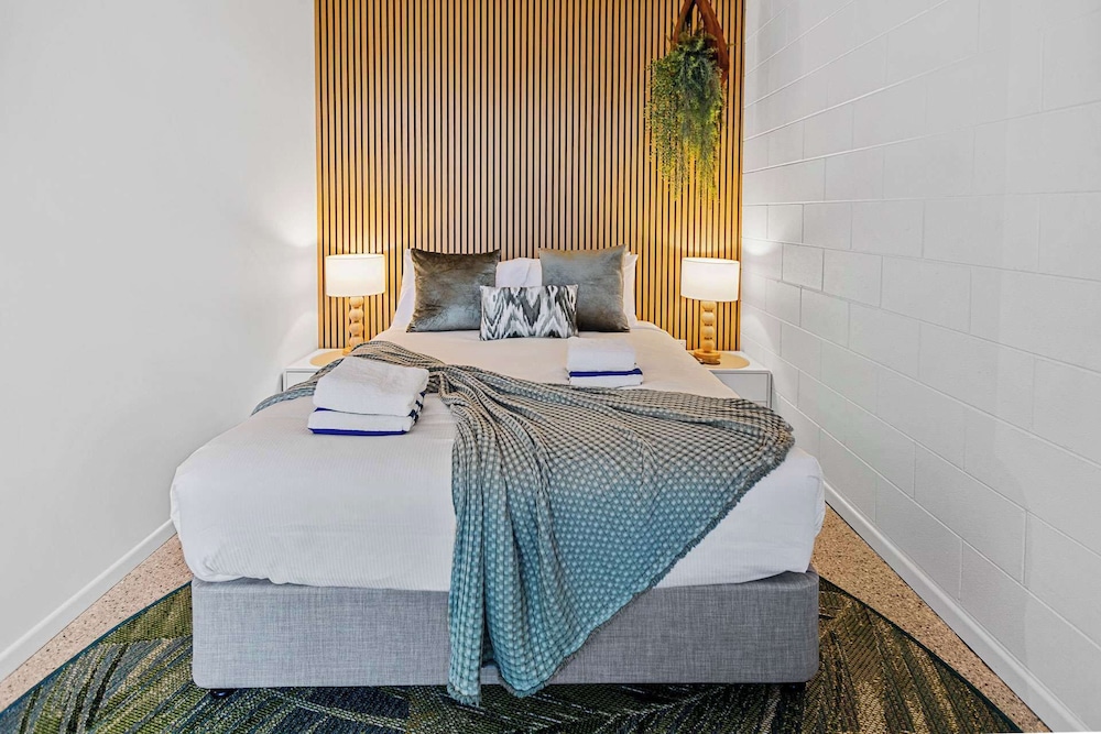 Rainforest Reef Retreat - Esplanade Ground-floor Apartment