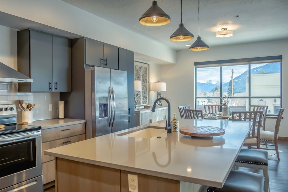 Downtown Penthouse Condo For 4!