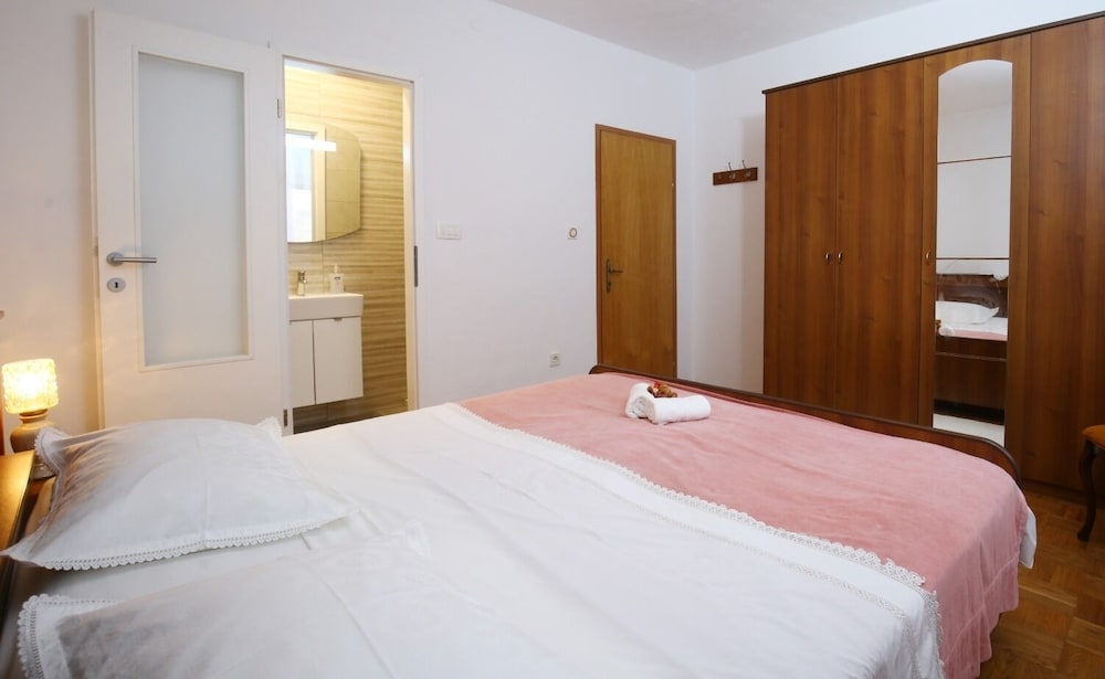 Neda - Perfect Location & Free Parking - A1 view 2