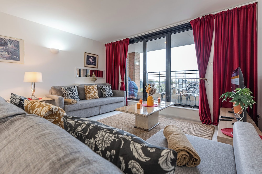 Duplex 2BR 2BA Flat Near Gloucester Rd Station