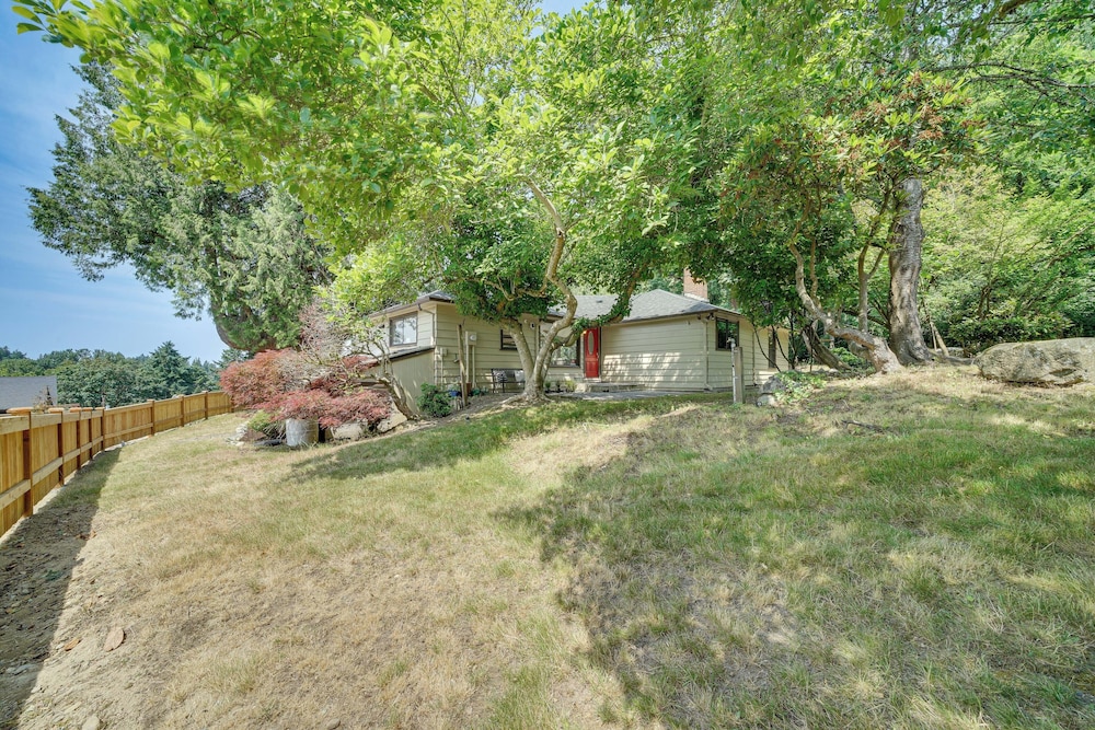 1/2 Mi to Yarrow Bay: Family Home in Kirkland