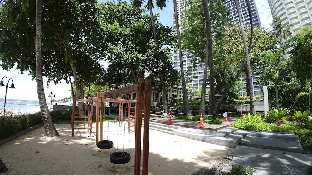 Luxury Large One Bedroom Seaview Serviced Apartment at Wongamat, Pattaya