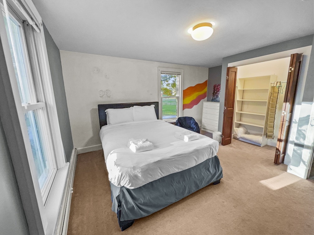 Calimont - Hot Tub- Pet Friendly - Minutes To Killington/pico 6 Bedroom Home by Redawning view 2