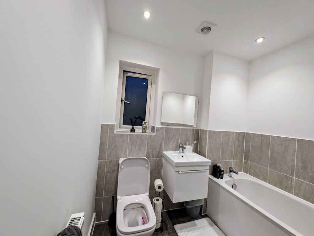 Charming 4-bed House in Newport, photo 3
