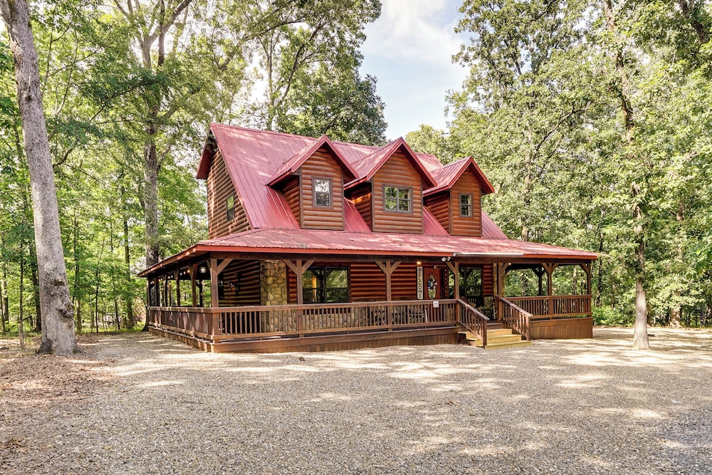Hot Tub + Game Room: Family Retreat in Broken Bow