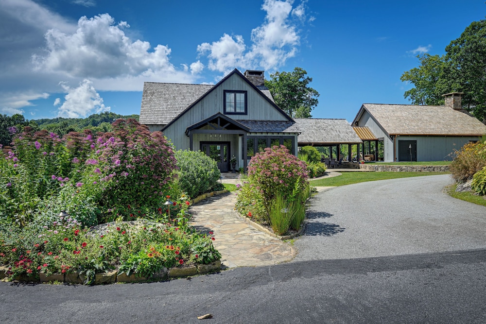 Chinquapin Escape: Resort Perks, By Lake Glenville