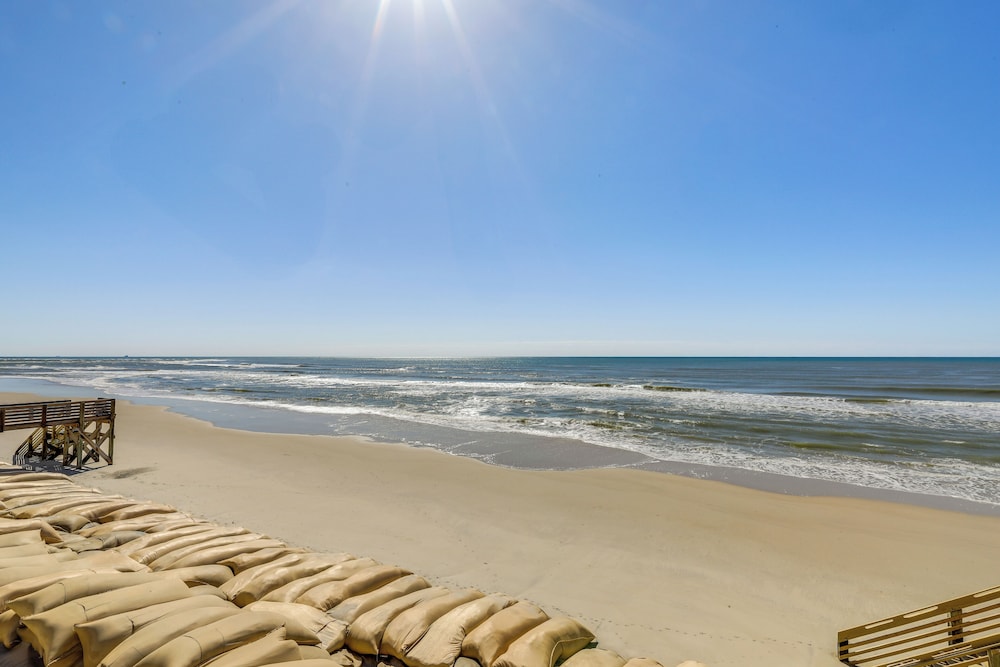 Oceanfront Gem w/ Views in North Topsail Beach