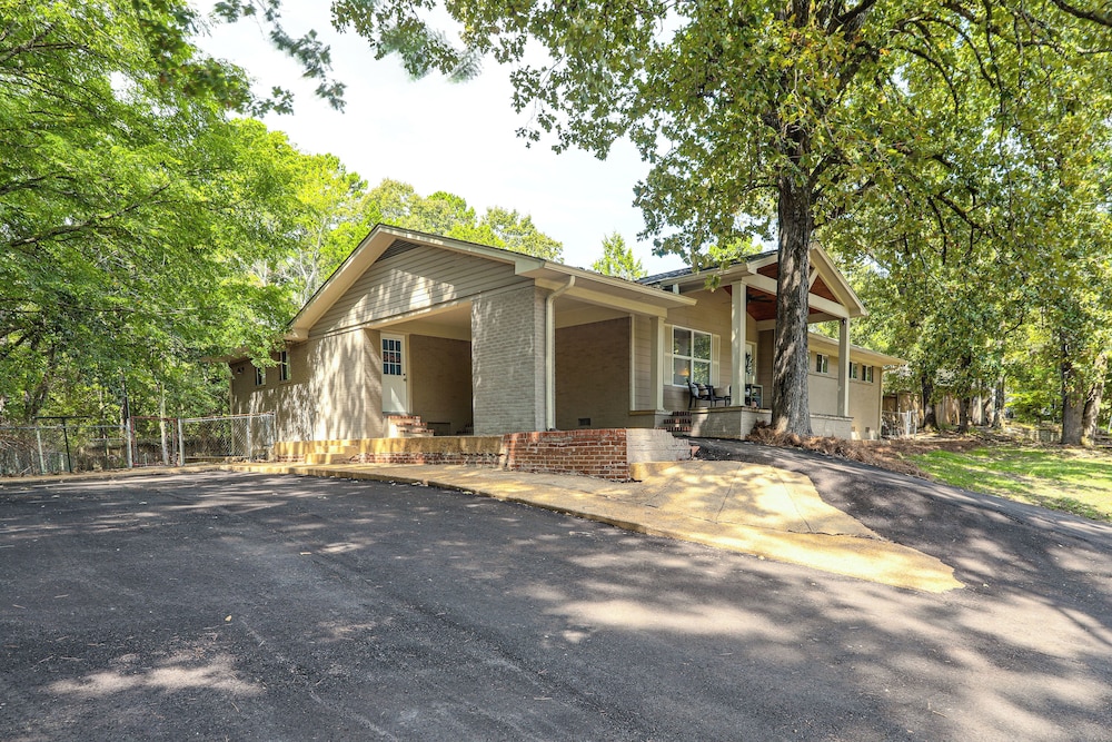 < 1 Mi to Ole Miss & The Grove! Charming Getaway