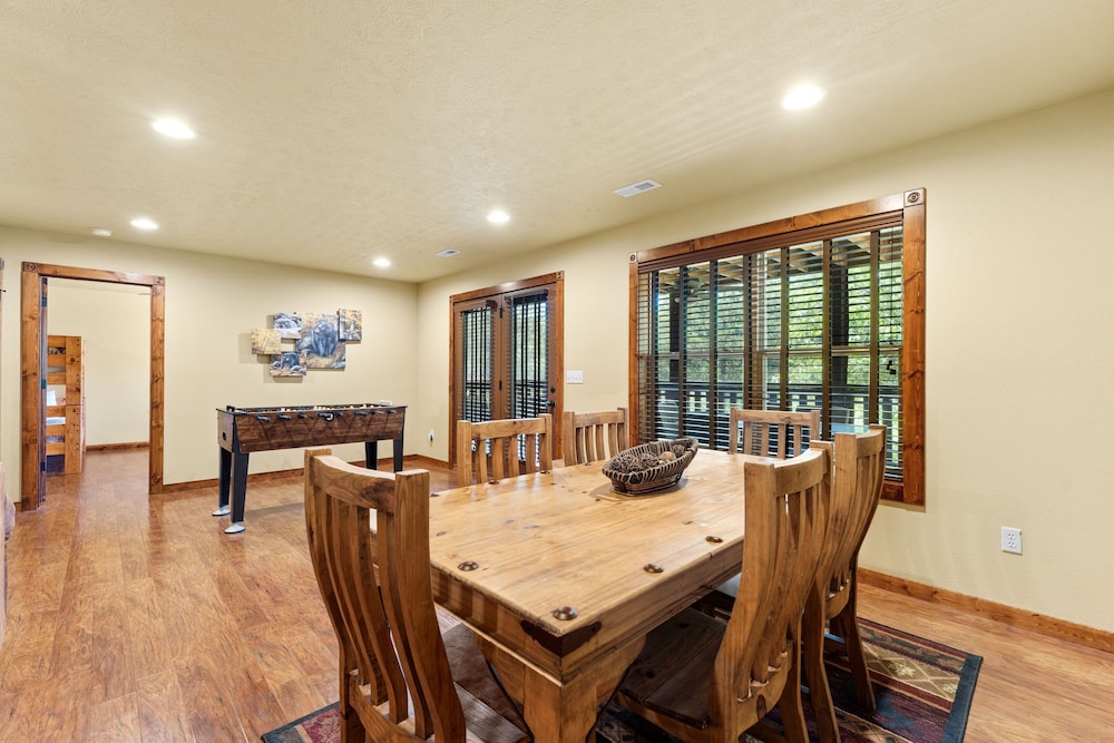 Timeless Memories Lodge 6 Bedroom Cabin by RedAwning