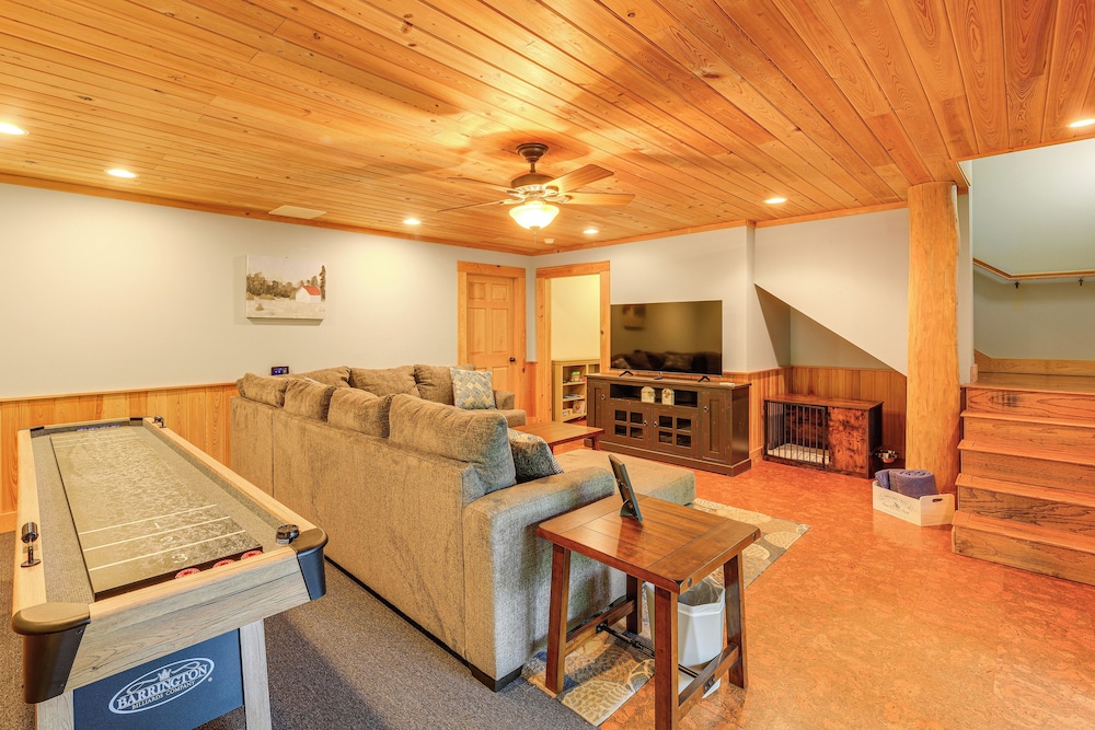 Near Boone-custom Built Cabin: 3 BR 3 BA W/hot Tub