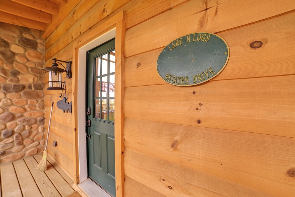 Large Deck & Shared Dock: Cabin on Kentucky Lake!
