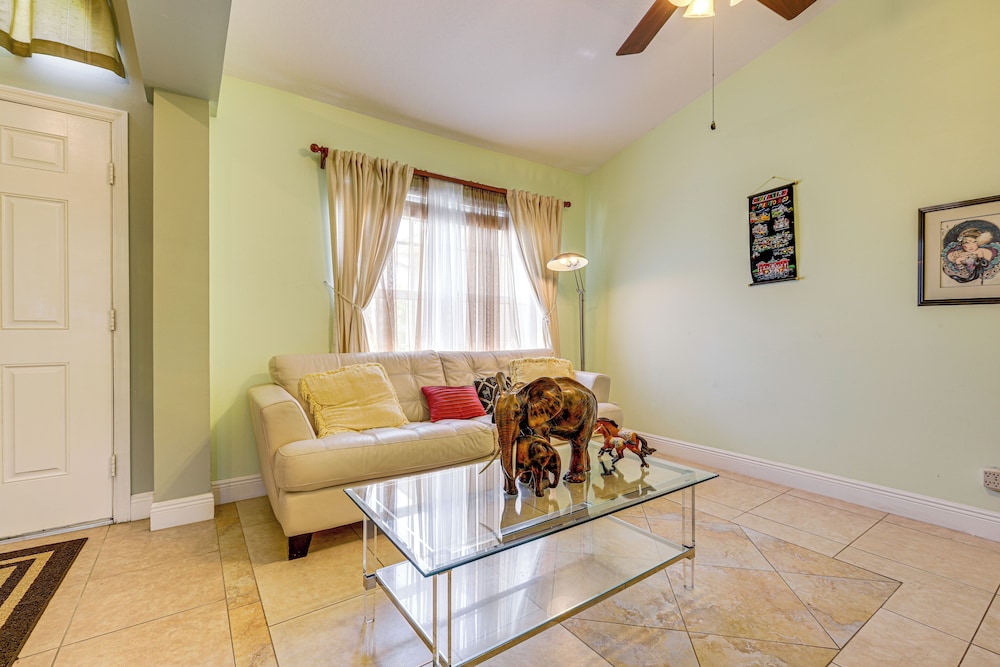 Screened Patio & Hot Tub: Port St Lucie Home!