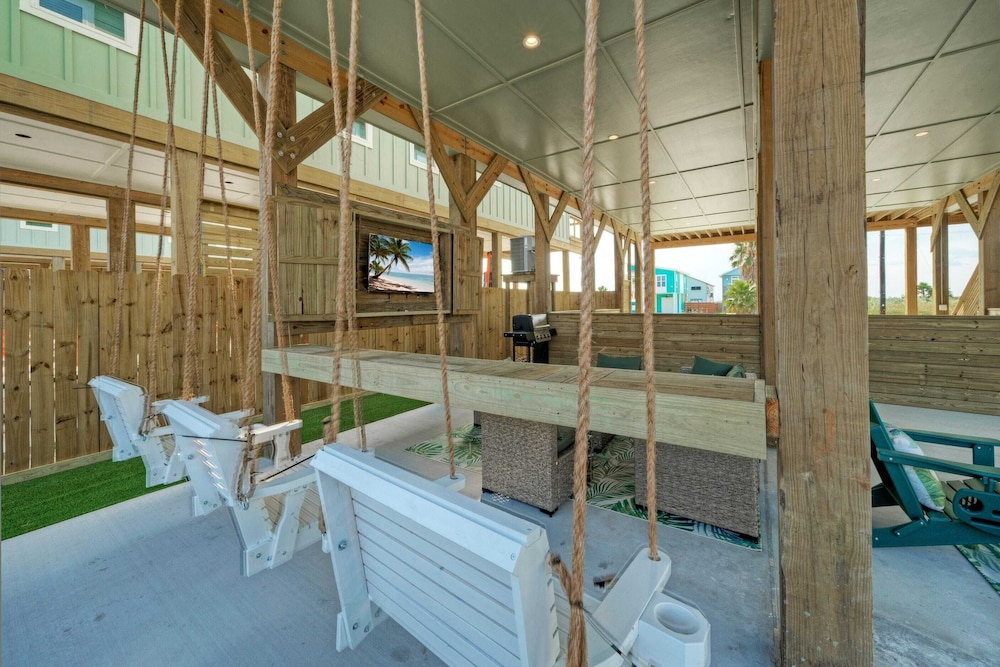 Pool, Firepit + Golf Cart Zone + Near Beach Looney Dunes by Avantstay