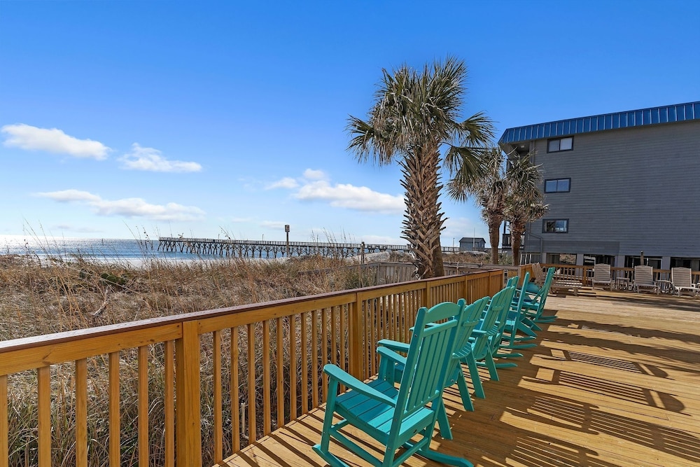 Coastal Retreat: Beach Access & Modern Comforts 2 Bedroom Condo