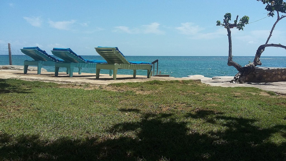 Hotel Little Bay Cabins - Image 1