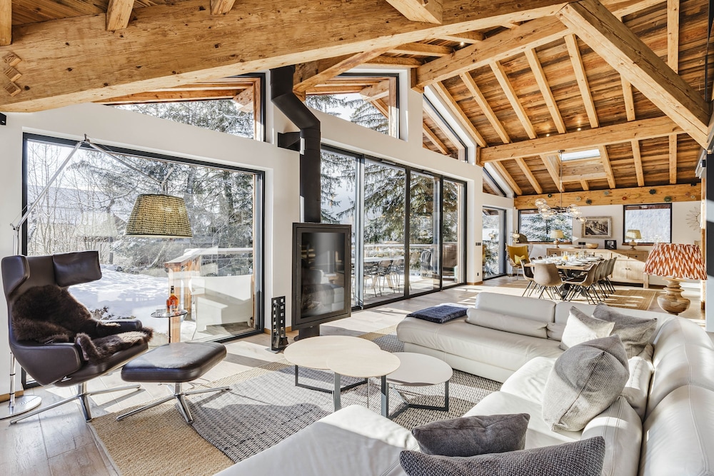 Chalet Black Squirrel Luxury Retreat With hot tub Sauna