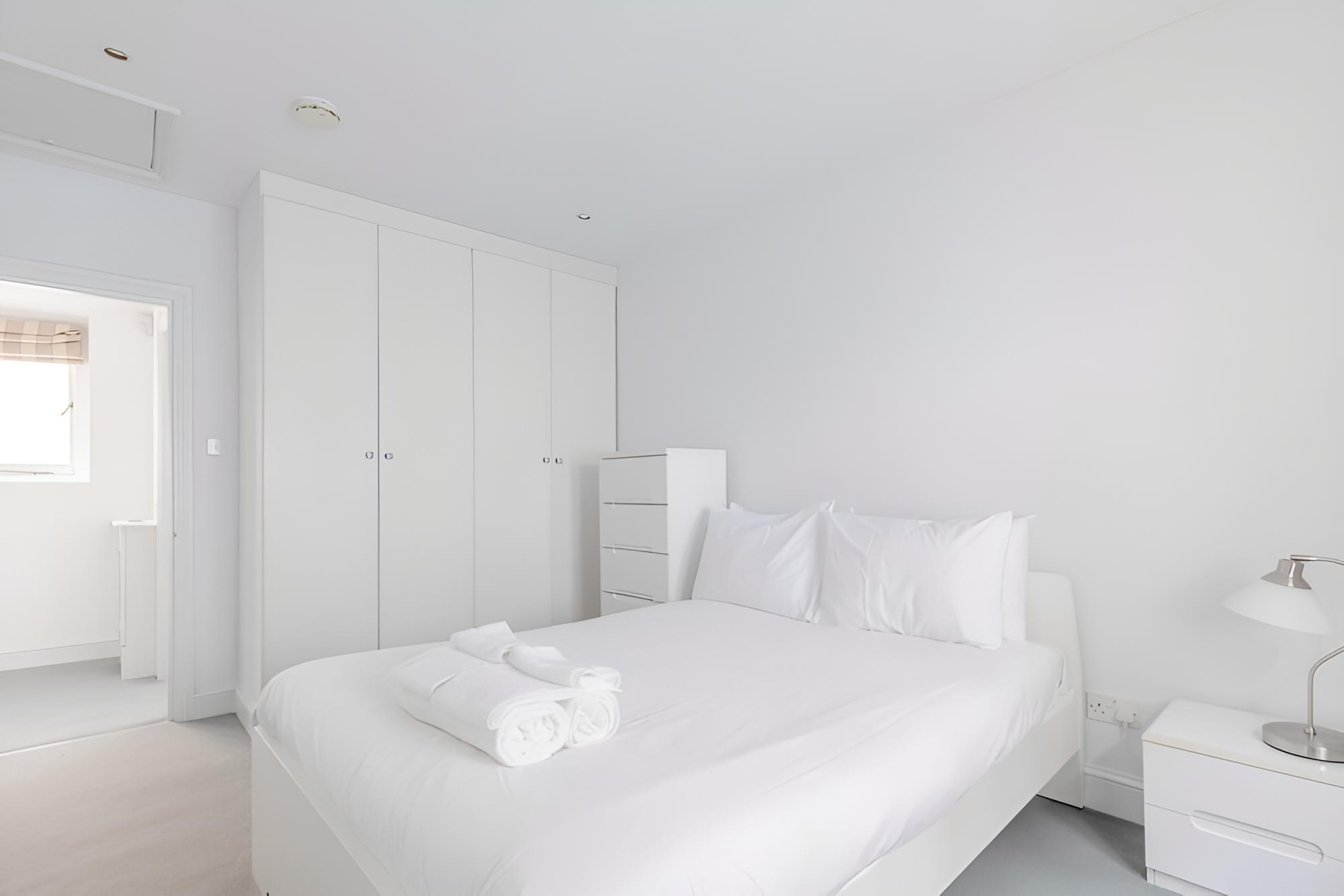 Central & Stylish 2BD Home Near Kensington Gardens