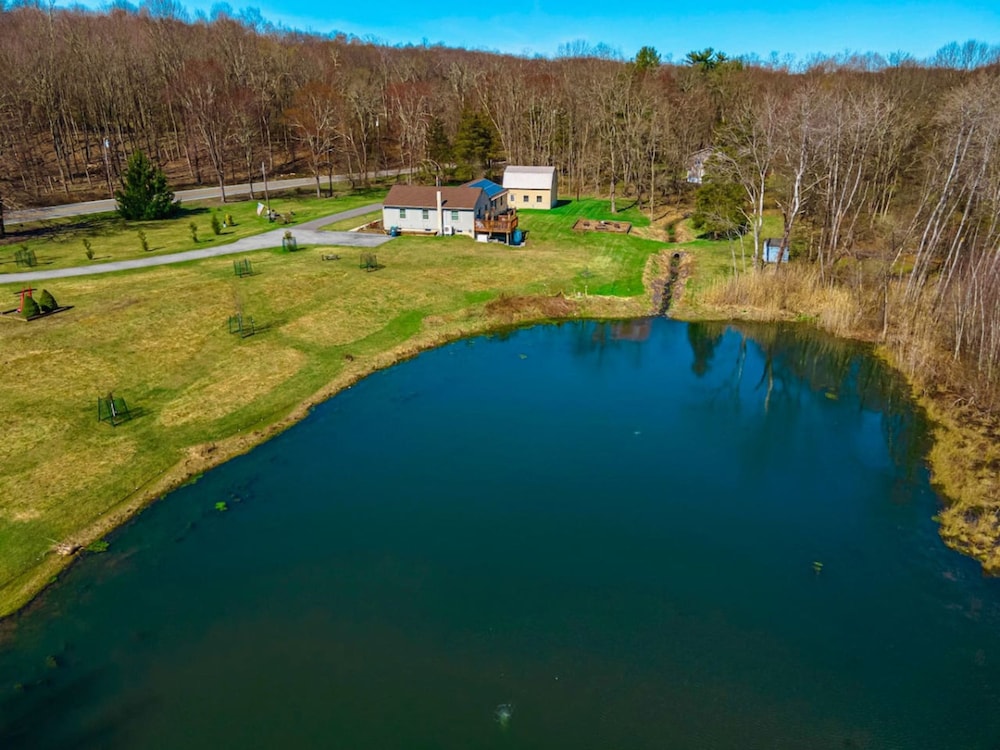 Private Pond Cozy Home Enjoy
