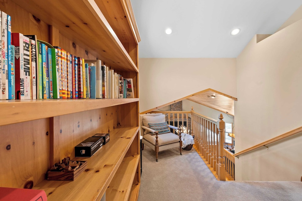 Sleeps 27 2 Homes Near the Lake, Hot Tub + Views Castle Glen Estates