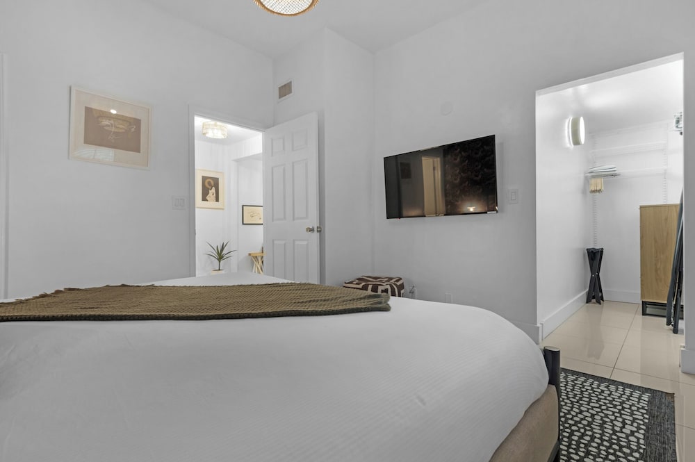 7BD Downtown Oasis Pool