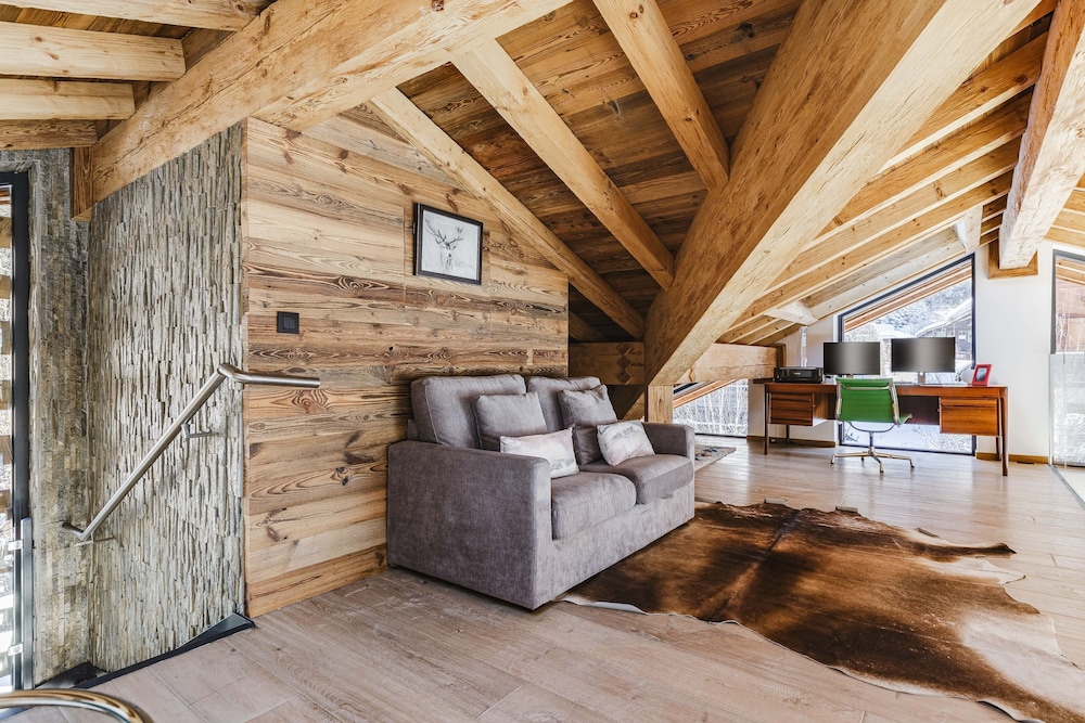 Chalet Black Squirrel Luxury Retreat With hot tub Sauna