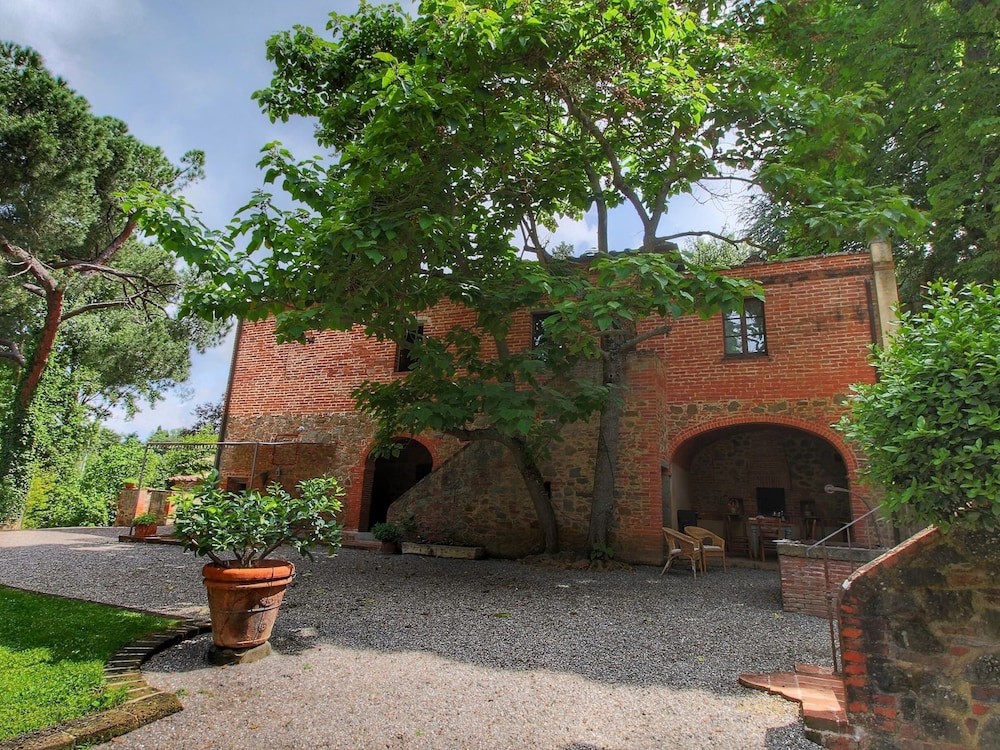 Peaceful Villa Stay in Tuscany view 3
