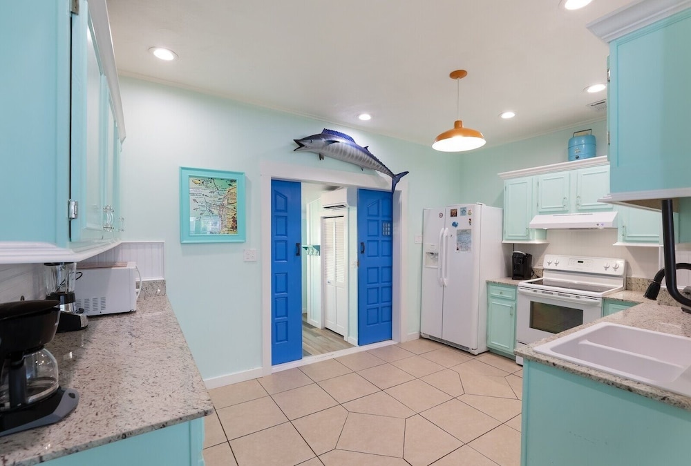Marmalade Mermaid 3 Bedroom Home by RedAwning