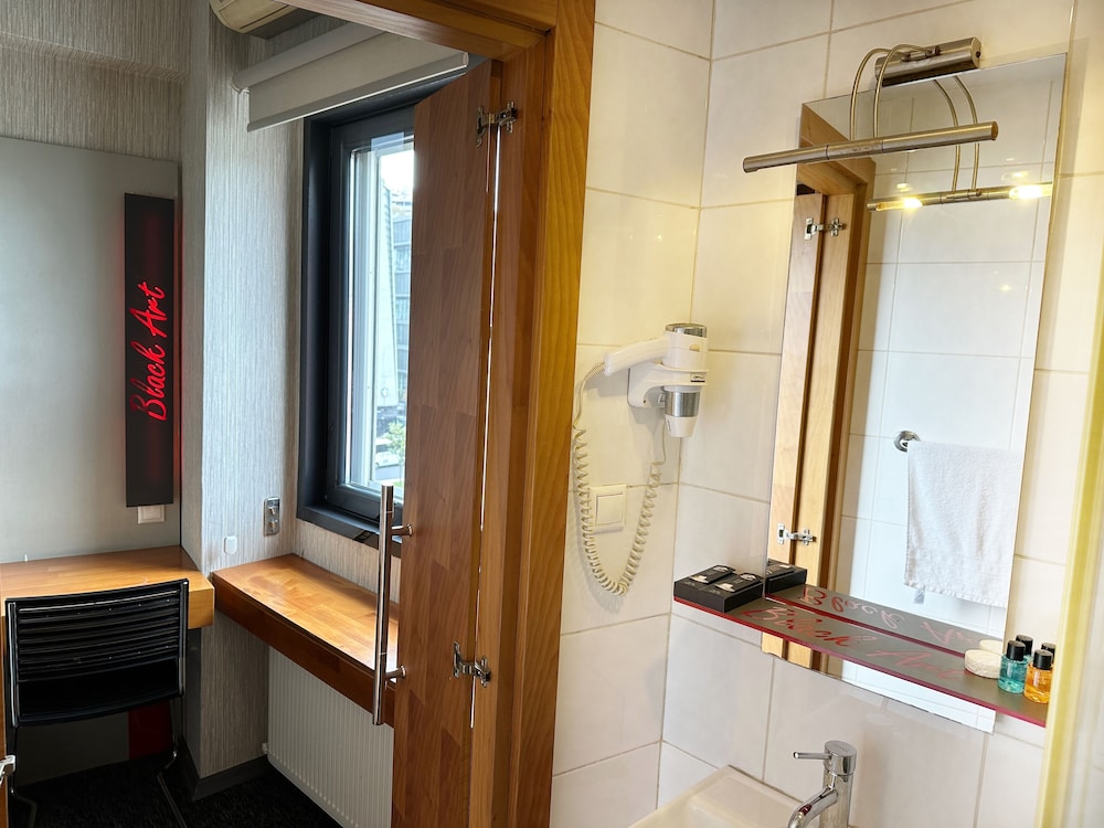 Black Art Otel - Image 46